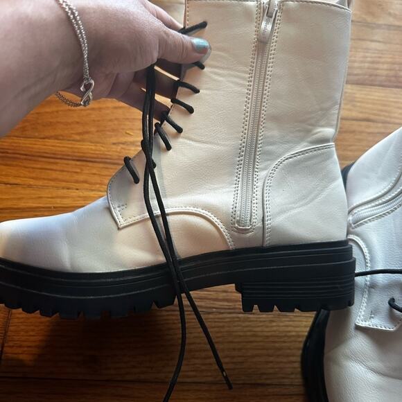 Weeboo White Combat Boots Size 10 – Minimal Wear, Bold Street Style - Picture 2 of 10